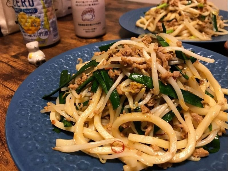 青い平皿に盛り付けたニラもやしと豚ひき肉のピリ辛台湾焼うどん