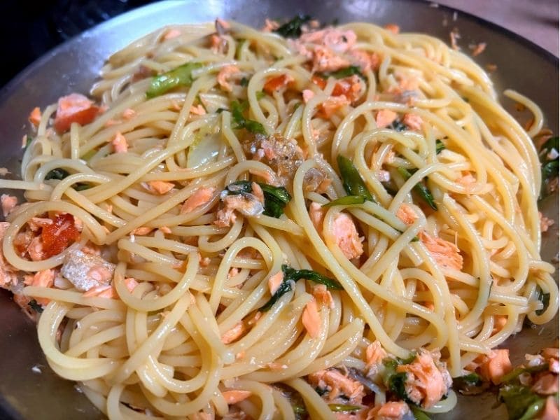 サーモンとレタスの柚子胡椒パスタをフライパンで仕上げている様子