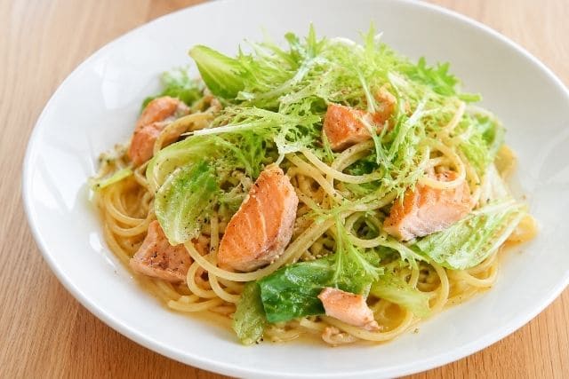 白い器に盛り付けたサーモンとレタスの柚子胡椒パスタ