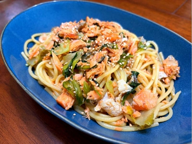 青い器に盛り付けたサーモンとレタスの柚子胡椒パスタ