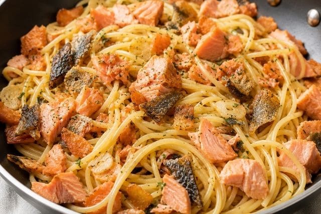 サーモンの身と香ばしく焼いた皮を加えた柚子胡椒パスタ