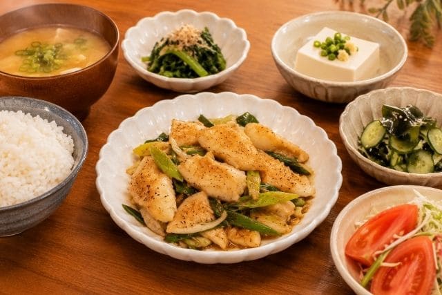 白身魚と長ネギのバタぽん炒めに、ご飯、味噌汁、冷ややっこ、野菜の副菜を合わせた献立