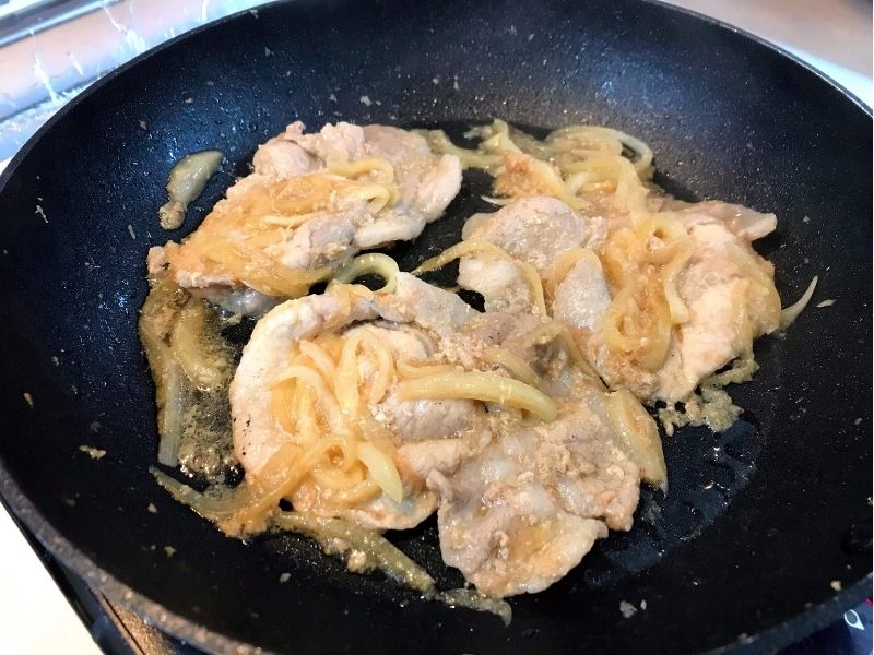 下味冷凍した豚肉と玉ねぎをフライパンで中火で焼いている豚の生姜焼き