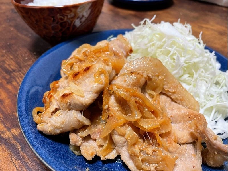 下味冷凍した豚肉と玉ねぎを焼き、千切りキャベツを添えた豚の生姜焼き