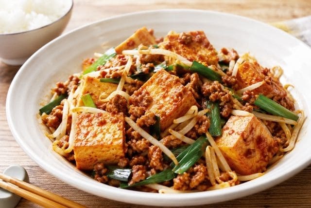 豚ひき肉と厚揚げ、もやし、ニラをピリ辛だれで炒めたご飯がすすむ辛ウマもやし炒め