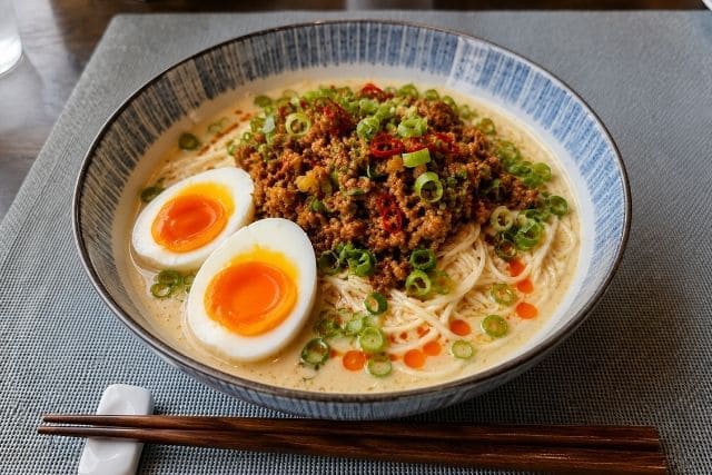 豚ひき肉と半熟卵をたっぷりのせたピリ辛豆乳ごまそうめん