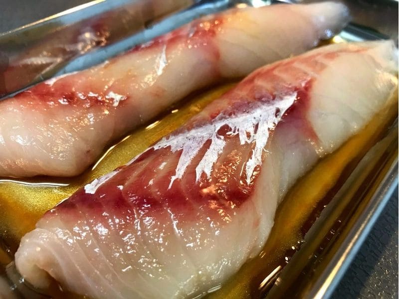 砂糖をまぶして20分置き、タラから余分な水分が出た状態