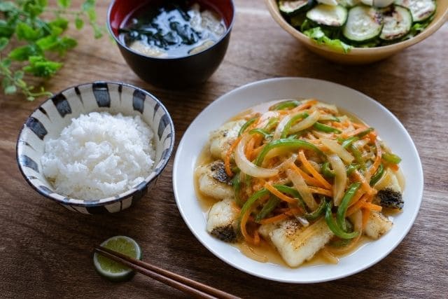 鱈と野菜たっぷりの和風あんかけにご飯と汁物を添えた献立