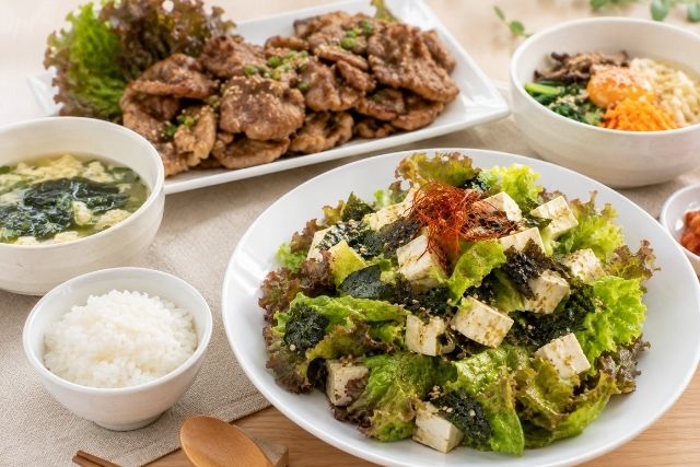 豆腐のチョレギサラダに焼肉、ごはん、わかめスープを合わせた韓国風献立