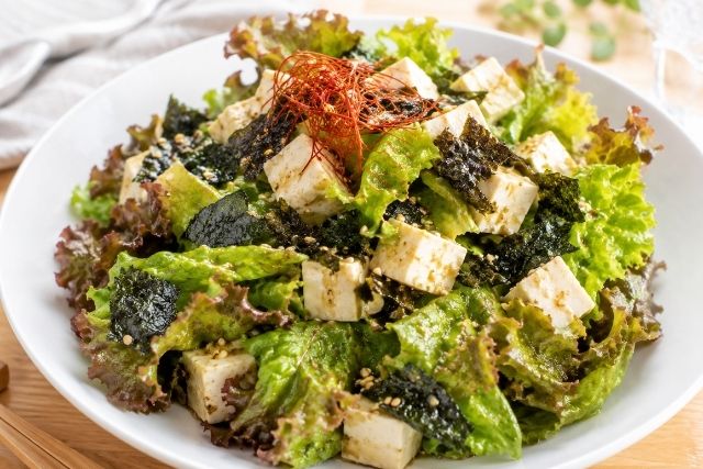 豆腐とサニーレタスに韓国のりと糸切り唐辛子をのせたチョレギサラダ