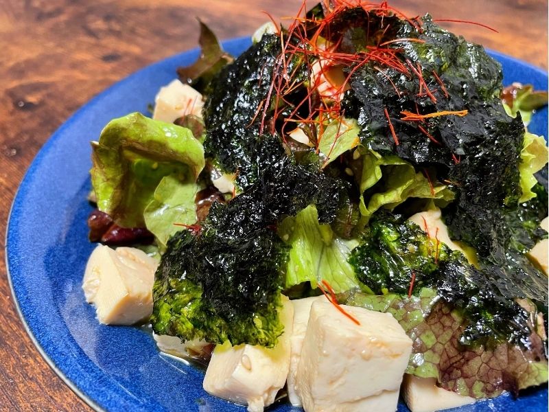 豆腐とサニーレタスに韓国のりをのせたチョレギサラダ