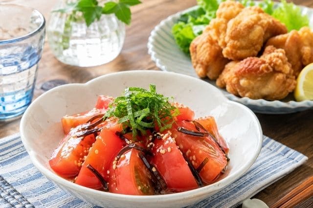 トマトの塩昆布和えをから揚げに添えた、こってりおかずに合うさっぱり副菜