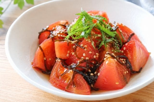ごま油と塩昆布で和えたトマトに大葉と白ごまをのせたさっぱり副菜