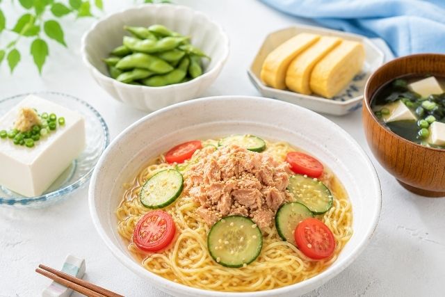 ツナと夏野菜のウニそうめんに冷ややっこ、枝豆、だし巻き卵、味噌汁を添えた献立
