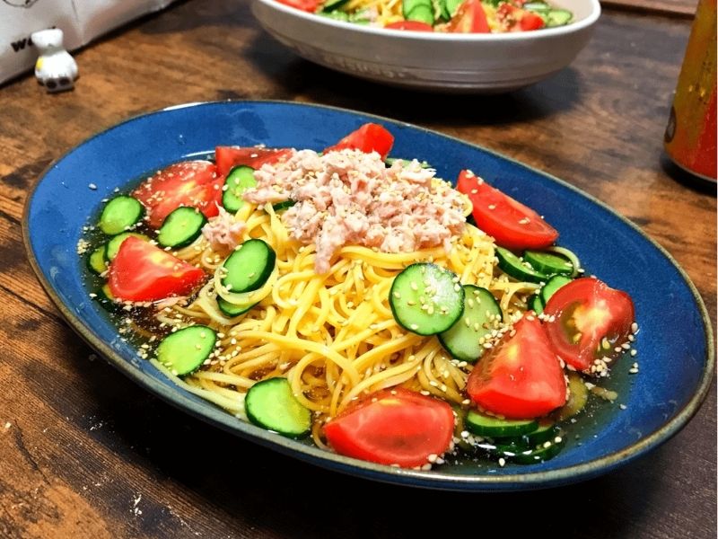 ツナとトマト、きゅうりを盛り付けたサラダ風ウニそうめん