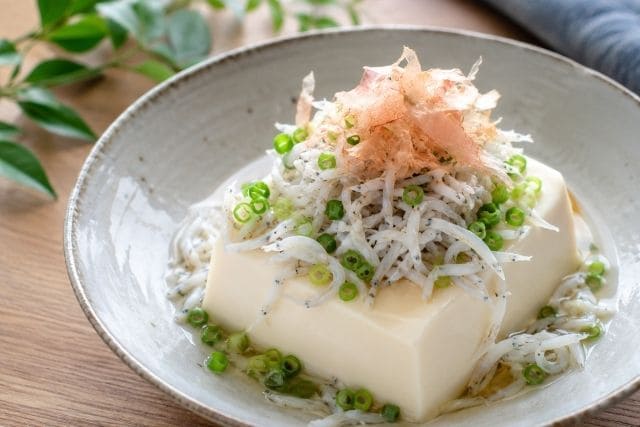 絹ごし豆腐に釜揚げしらす、小ネギ、かつお節をのせたさっぱり豆腐サラダ