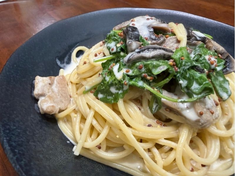 鶏肉とマッシュルーム、ほうれん草を粒マスタードと生クリームで仕上げたクリームパスタ