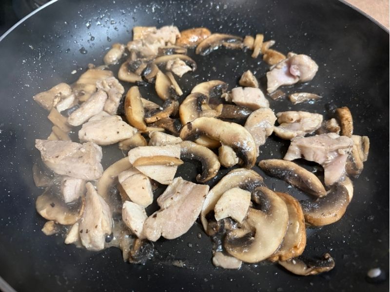 鶏もも肉とマッシュルームをバターとにんにくで炒める粒マスタードクリームパスタの工程