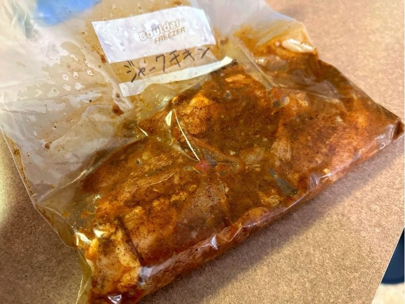 スパイスだれを揉み込んで漬け込んだジャークチキン用の鶏もも肉