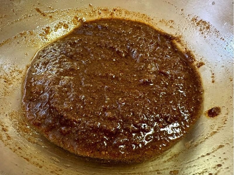 玉ねぎとライム果汁、スパイスを混ぜたジャークチキンの漬けだれ