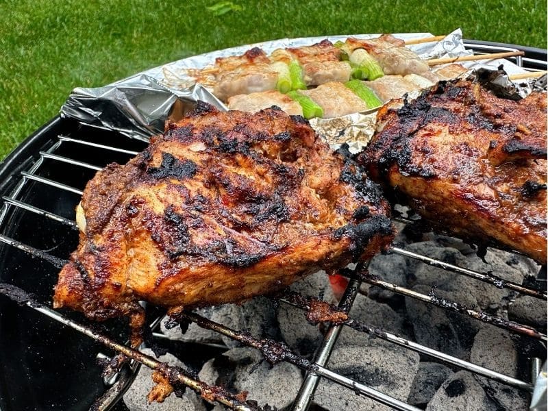 BBQグリルで香ばしく焼いた鶏もも肉のジャークチキン