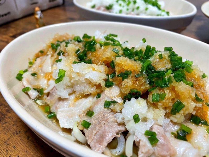 もやしと豚バラに大根おろしと小ネギをのせ、ポン酢をかけたみぞれ蒸し