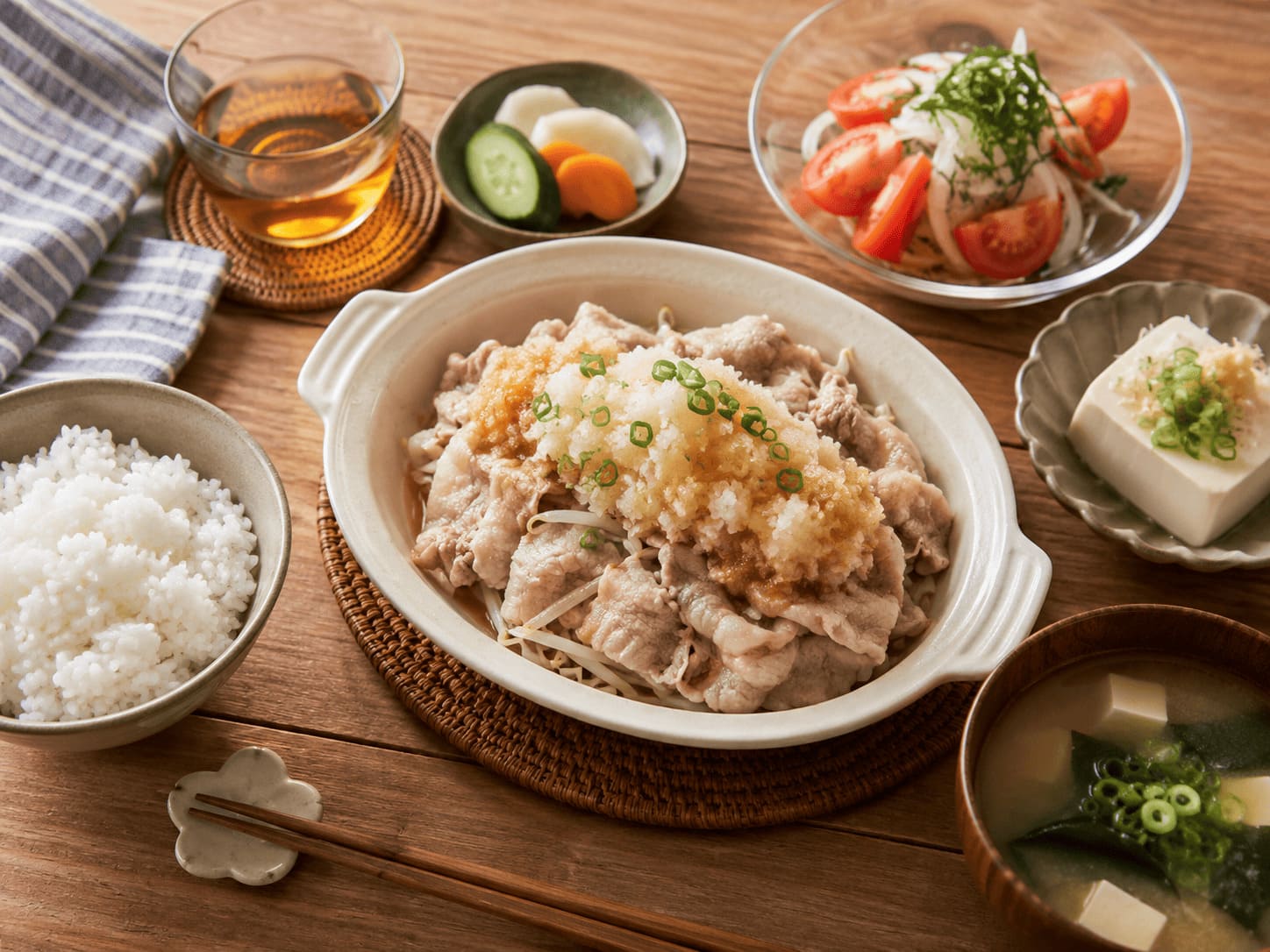 もやしと豚バラのみぞれ蒸しポン酢に白ごはん、冷奴、トマトの副菜、味噌汁を合わせた献立