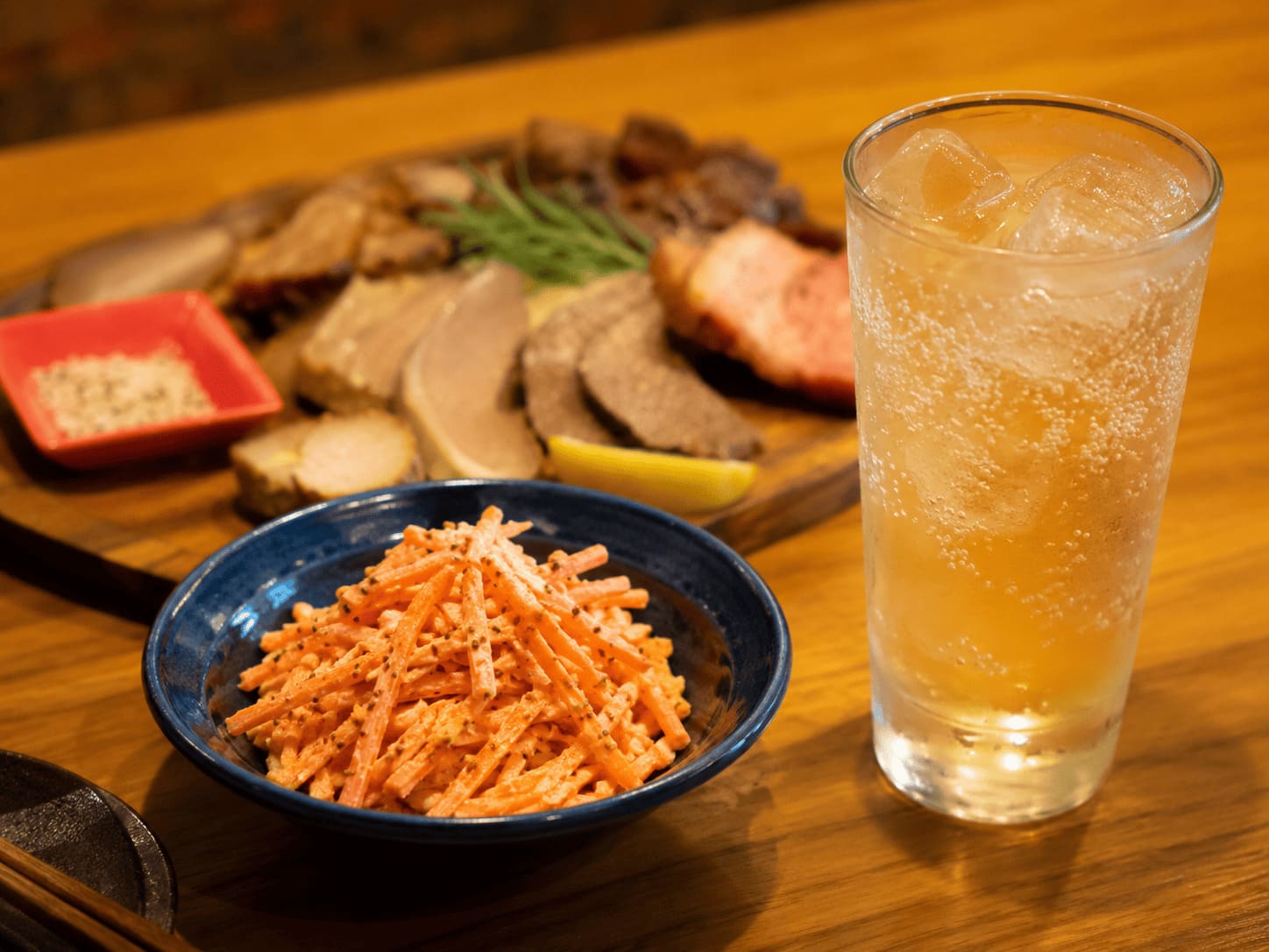 にんじんとカラムーチョのスナックサラダとハイボールを合わせたおつまみ献立