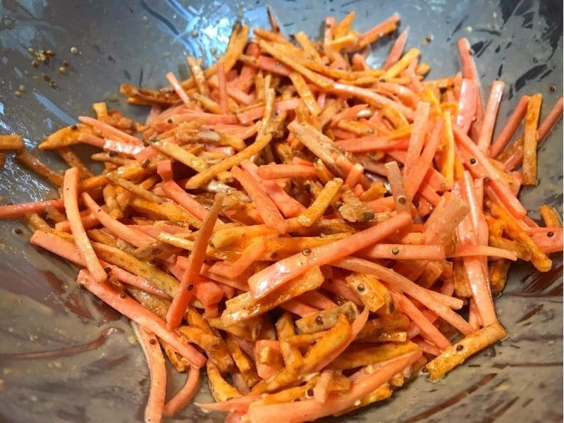 粒マスタードで下味をつけたにんじんにカラムーチョとマヨネーズを加えて和える工程