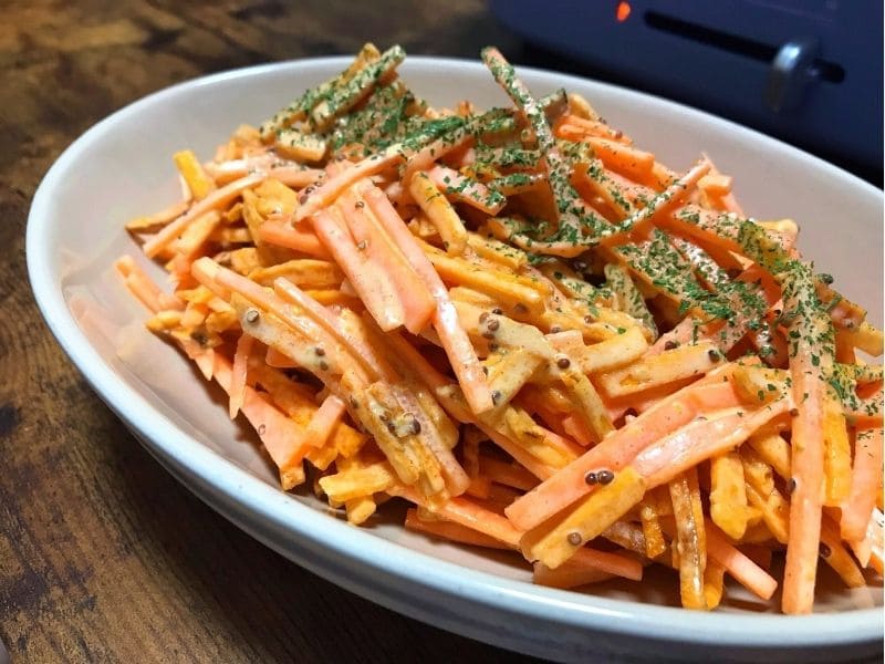 にんじんとカラムーチョをマヨネーズと粒マスタードで和えたスナックサラダ