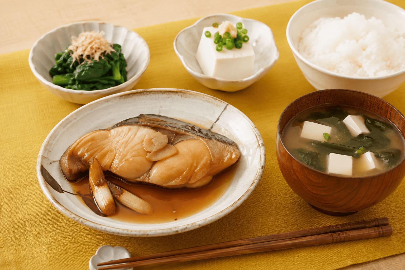 タラの煮付けに、ほうれん草のおひたし、冷ややっこ、豆腐とわかめの味噌汁、ご飯を合わせた和食献立