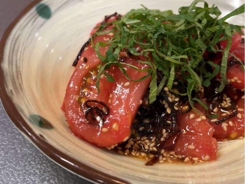 ごま油と塩昆布で和えたトマトに大葉と白いりごまをのせた簡単副菜