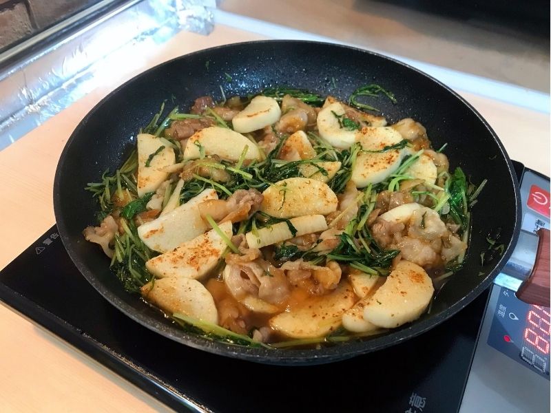 フライパンで豚肉と長芋と水菜のポン酢炒めを調理している様子