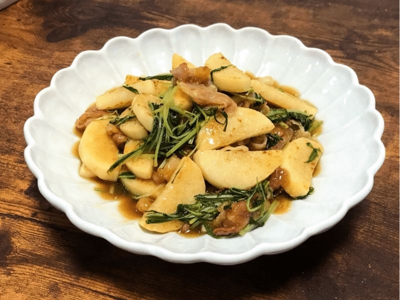 白い皿に盛り付けた豚肉と長芋と水菜のポン酢炒め