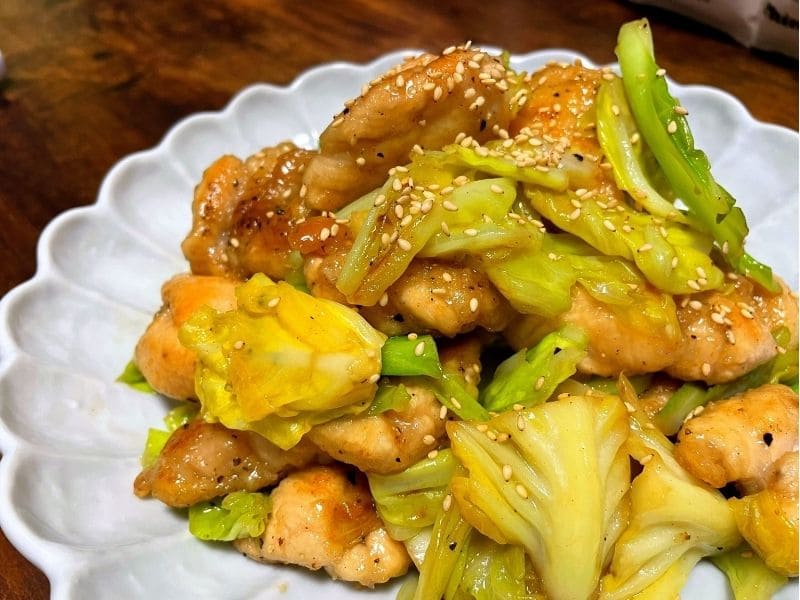 鶏肩肉(ふりそで)とキャベツを黒胡椒で炒め、白ごまをかけた簡単おかず