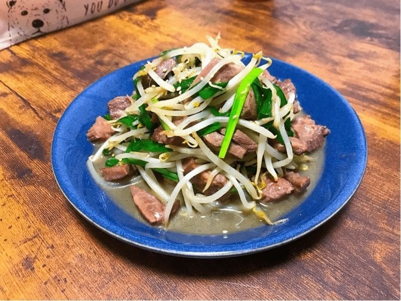 牛タンとニラ、もやしをにんにく風味で炒めたスタミナ炒め
