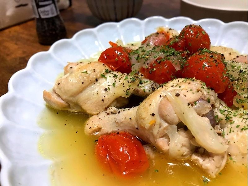 圧力鍋でやわらかく煮込んだ手羽元とミニトマトのコンソメ煮