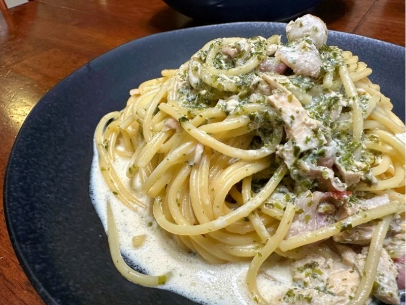 青のりをたっぷり絡めたツナとベーコンの和風クリームパスタの完成写真